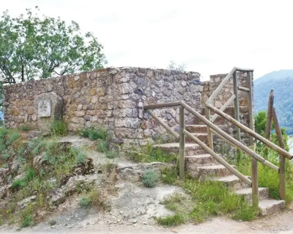 Mirador en la ruta Félix Rodríguez de la Fuente. Escaleras de piedra y madera suben a un muro de piedra.