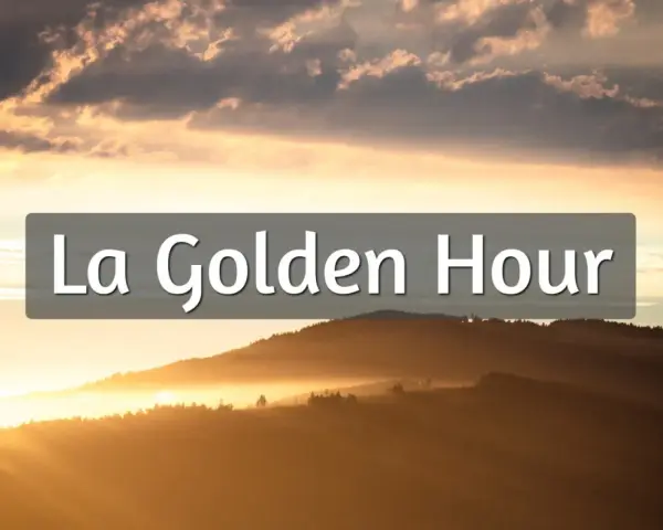 Rayons dorés traversant les nuages et les collines embrumées, un spectacle de la golden hour.
