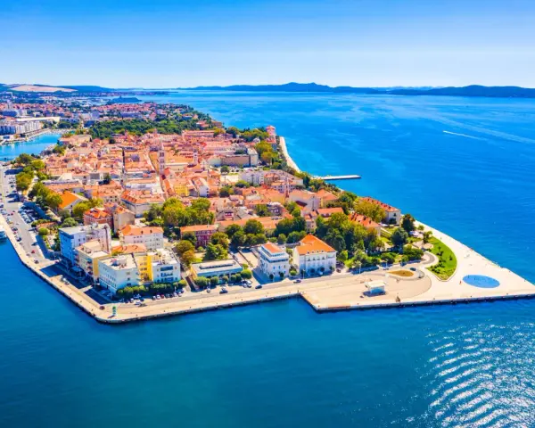 Zadar, perła Adriatyku, zachwyca widokiem na starówkę i błękitne morze. Czy warto tu przyjechać? Zdecydowanie tak!