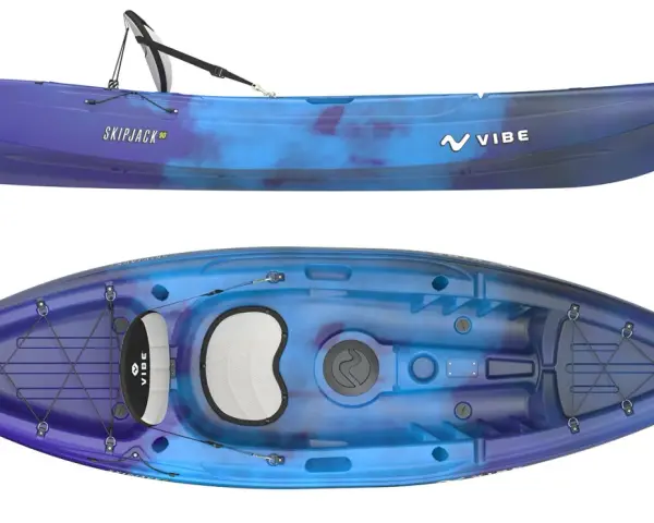 Zwei Ansichten eines blauen und violetten Vibe Skipjack 90 Kajaks, bereit für einen Sit-on-Top-Kajak-Test.