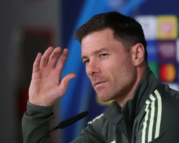 Xabi Alonso, potencjalny trener Chelsea, podczas konferencji prasowej.