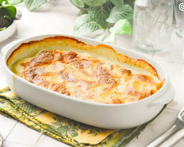 Graten de patatas cremoso y dorado, recién salido del horno, listo para ser disfrutado.