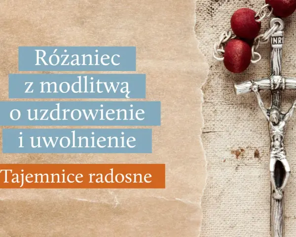 Różaniec z czerwonymi paciorkami i srebrnym krzyżem, z tekstem "Różaniec z modlitwą o uzdrowienie i uwolnienie. Tajemnice radosne".