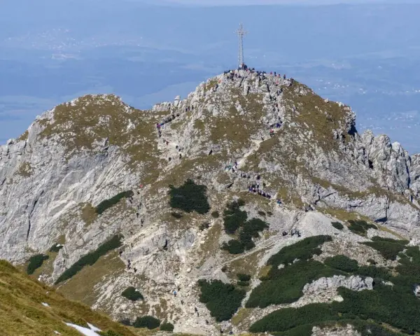 Giewont ile się idzie: poznaj trasy, czasy i trudności wejścia