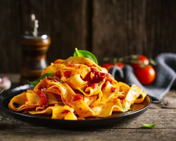 Pappardelle z sosem pomidorowym i bazylią. Inspiracja na 50 pomysłów na obiad.