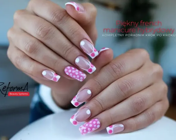 Dłonie z pięknym french manicure hybrydowym w różowe kropki.