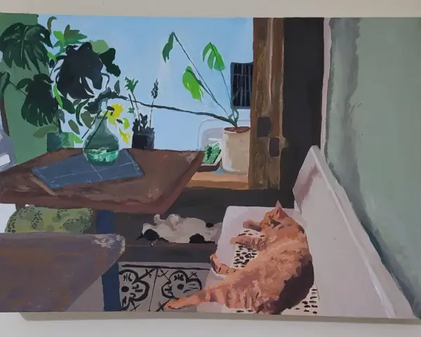 En tunn målning visar en orange katt som sover på en soffa, med växter och ett bord i bakgrunden.