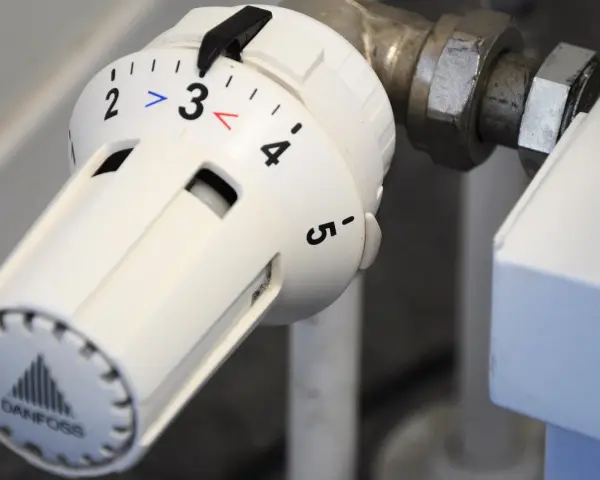 Termostat på element inställd på 3. Vrid för att ta bort element om det behövs.
