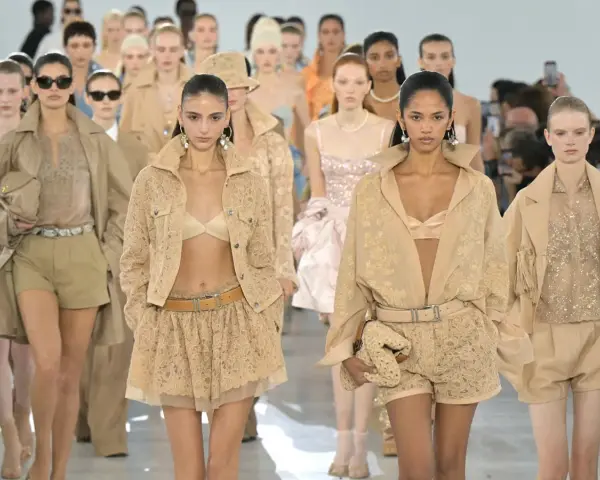 Sfilata di moda a Milano, Milano Fashion Week 2024: modelle con outfit in pizzo color sabbia, giacche leggere e shorts.