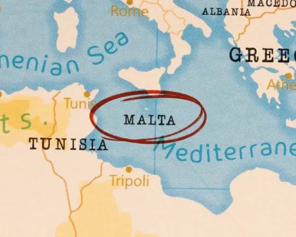 Mapa pokazuje, gdzie jest Malta, wyspa na Morzu Śródziemnym, między Tunezją a Grecją.