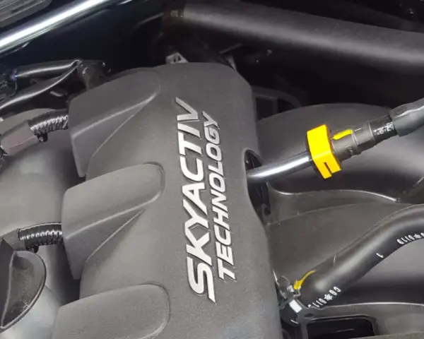 Silnik SKYACTIV TECHNOLOGY, prawdopodobnie najlepszy silnik benzynowy, z widocznymi przewodami i złączkami.