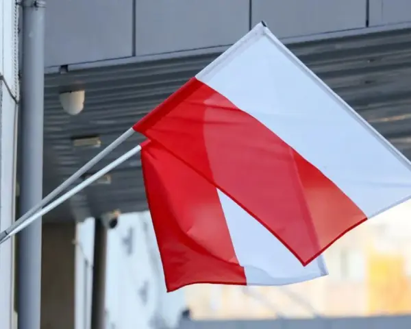 Flaga Polski powiewa na maszcie. Pamiętaj o ważnych datach, kiedy wywieszamy flagę.