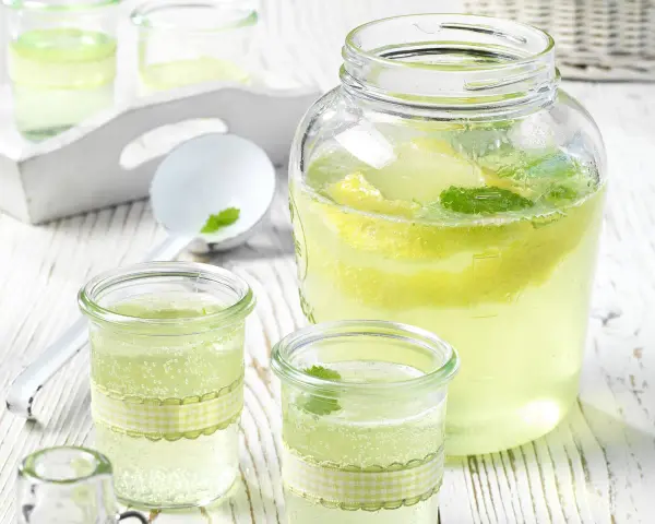 Erfrischendes Getränk mit Zitrone und Minze, perfekt für den Sommer. Waldmeister verwendung in Limonade ist eine köstliche Idee.