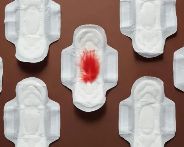 Skrzepy podczas miesiączki: Kiedy norma, a kiedy do lekarza?