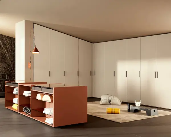 Cabina armadio angolare moderna con isola centrale e attrezzatura fitness. Organizzare con stile.