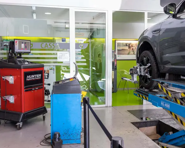 Officina con macchinari Hunter per la convergenza ruote. Quanto tempo ci vuole per fare la convergenza? Dipende dal modello dell'auto e dalla complessità.