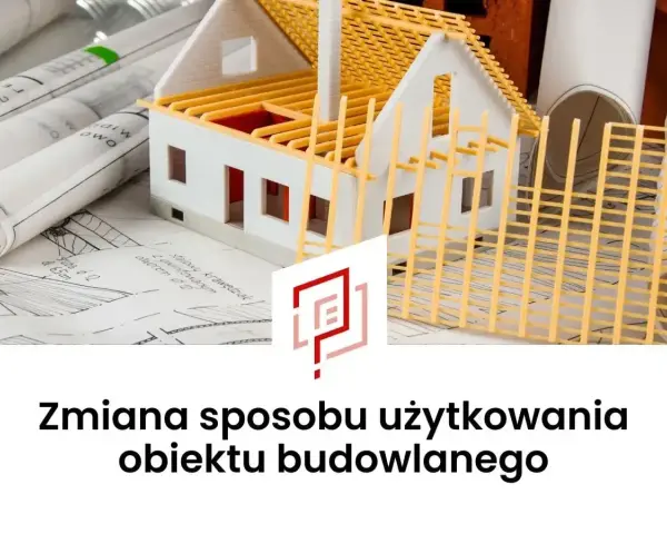 Model domu na planach architektonicznych, symbolizujący zmianę sposobu użytkowania obiektu budowlanego.