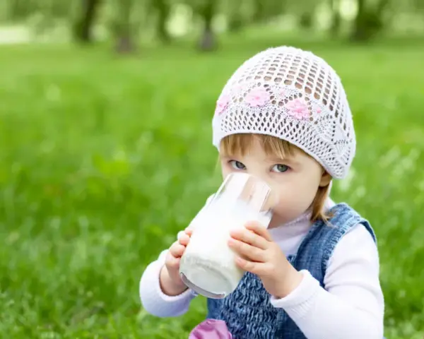 Co powinno pić roczne dziecko? Kluczowe napoje dla zdrowia malucha
