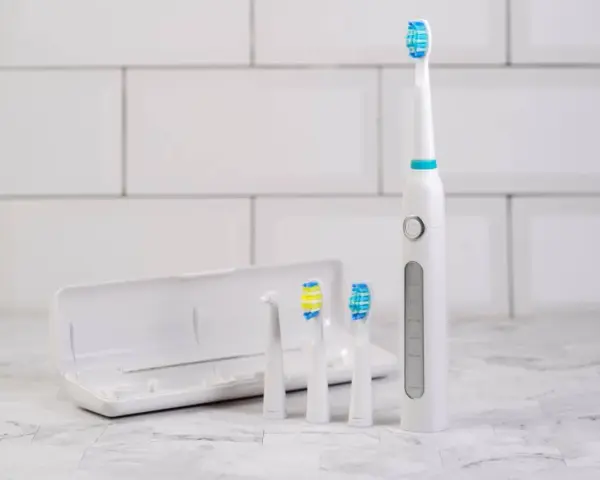 Mycie zębów szczoteczką soniczną: Opanuj technikę dla zdrowia!