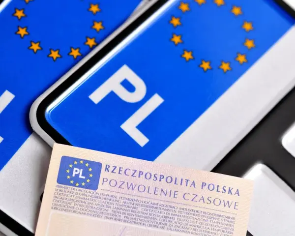 Polskie tablice rejestracyjne z symbolem UE i dokument "Pozwolenie Czasowe". Wymiary tablicy rejestracyjnej są standardowe.