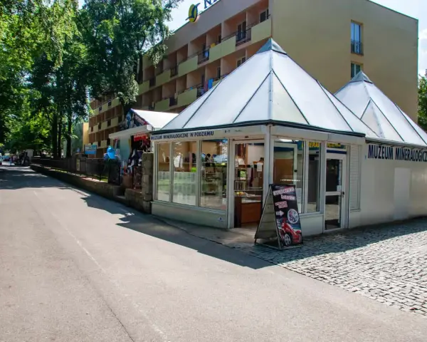 Muzeum minerałów Ustka zaprasza do podziemnych ekspozycji. Obok wypożyczalnia gokartów.