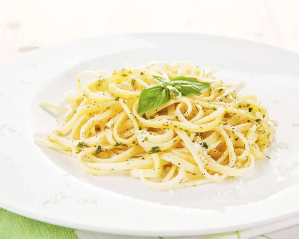 Ein Teller Spaghetti mit Kräutern und Parmesan, garniert mit Basilikum. Perfekt für einfache Spaghetti Rezepte.