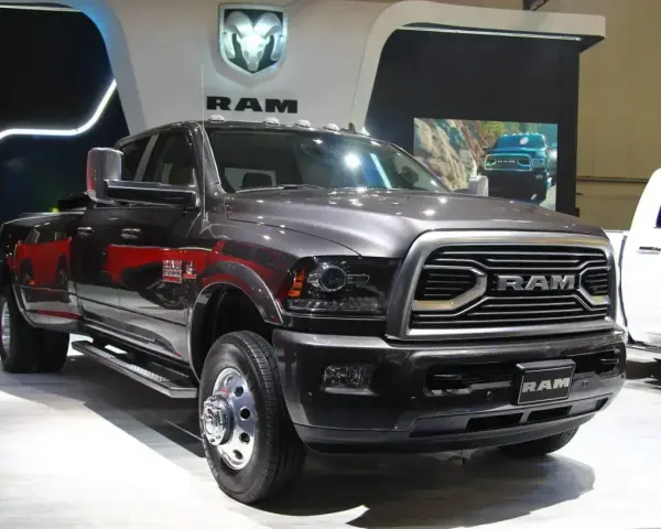 Ciemnoszary Dodge Ram 3500 z podwójnymi tylnymi kołami prezentuje się imponująco na wystawie.