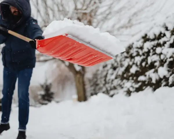 Kto odpowiada za odśnieżanie chodnika i dachu? Właściciel czy najemca?