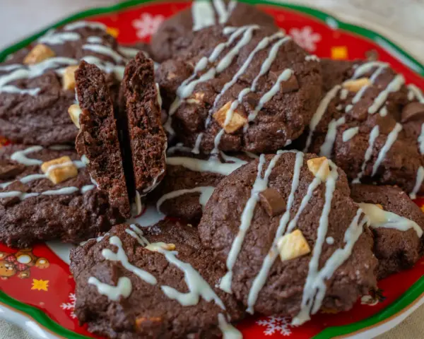 Saftige Triple Chocolate Cookies, perfekt für das nächste Weihnachtsfest. Dieses Rezept ist ein Traum für jeden Schokoladenliebhaber!