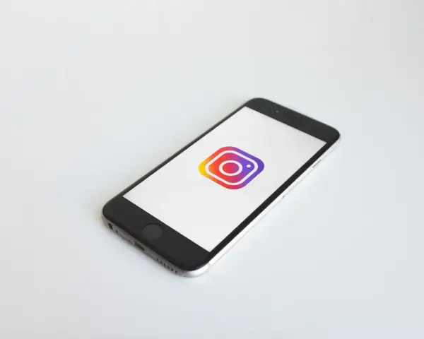 Smartfon z ikoną Instagrama. Czy to początek uzależnienia od Instagrama?
