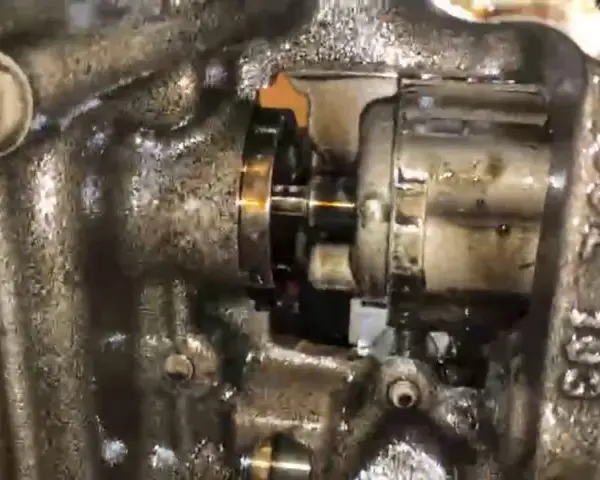 Widok wnętrza silnika 2.0 TDI. Widać fragment wałka i mechanizm, gdzie znajduje się czujnik ciśnienia oleju.
