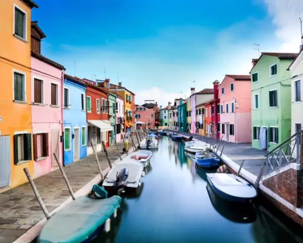 Case colorate lungo un canale a Burano, dove le case sono costruite su palafitte, un'ingegnosa soluzione per capire su cosa è costruita Venezia.
