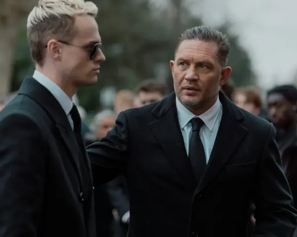 Tom Hardy i jego młodszy towarzysz w garniturach, część obsady "Strefy gangsterów", na pogrzebie.