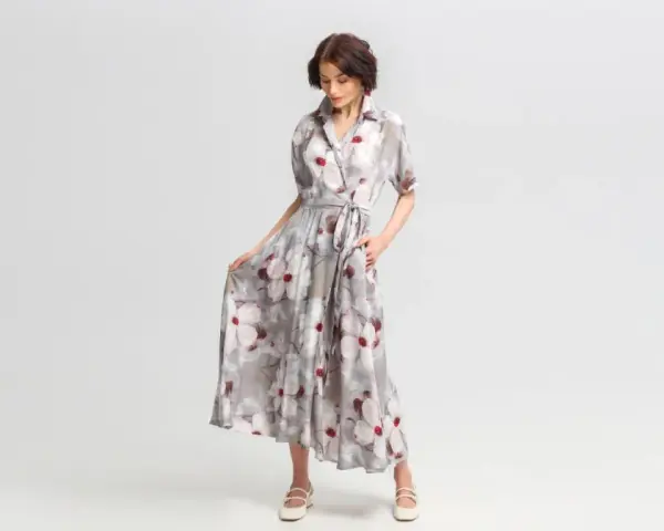 Elegancka sukienka maxi w kwiaty, idealna odpowiedź na pytanie jak się ubrać na wesele po 50. Lekka tkanina i subtelny wzór.