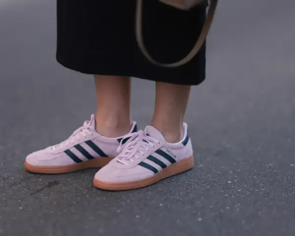 Różowe Adidas Spezial, rozmiar 12 jaki to wygodny wybór na co dzień.