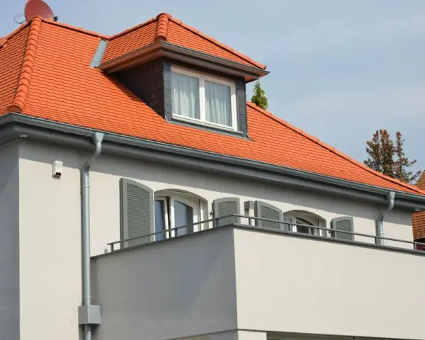 Dom z czerwonym dachem - inspiracje i najlepsze połączenia kolorów