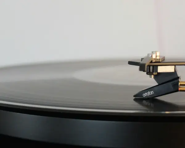 Agujas de tocadiscos sobre un vinilo. Ideal para descargar música libre de derechos gratis y crear tus propios ritmos.