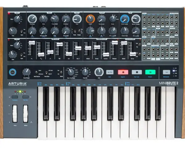 MiniBrute 2, syntezator analogowy z drewnianymi panelami bocznymi, oferuje bogactwo dźwięków wytwarzanych przez oscylator, z licznymi pokrętłami i suwakami do modulacji.