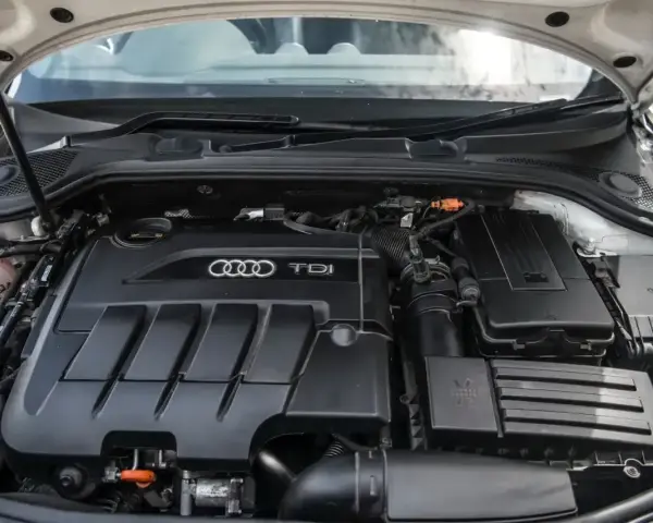 Pod maską Audi widać silnik 2.0 TDI.
