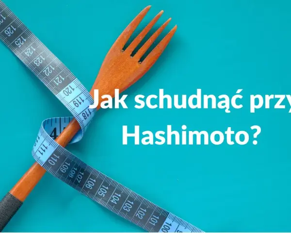Miarka krawiecka owinięta wokół drewnianego widelca, z napisem "Jak schudnąć przy Hashimoto?". Kluczowe jest, co jeść przy Hashimoto żeby schudnąć.