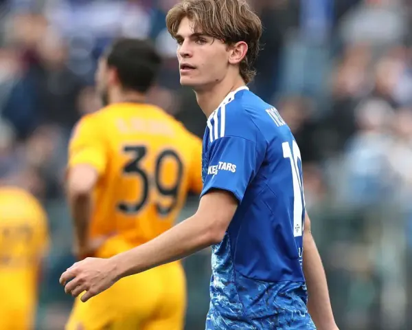 Joven futbolista Nico Paz, con el dorsal 10 en su camiseta azul, mira atentamente el partido.