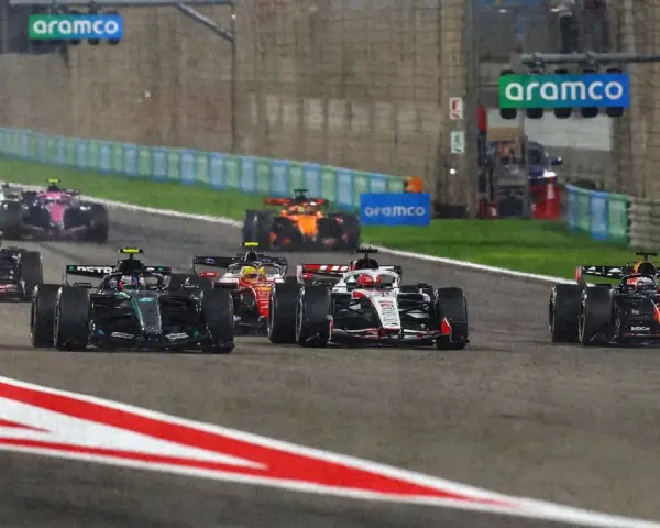 Coches de F1 compiten en una carrera nocturna, anticipando el f1 calendario 2026.