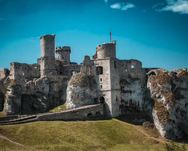 Ruiny zamku na skale, idealne na trasę szlak orlich gniazd samochodem. Wspaniałe widoki i historia.