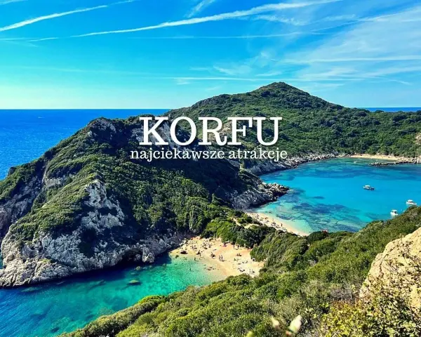 Widok na zatokę z turkusową wodą i plażą, otoczoną zielonymi wzgórzami. Idealne miejsce, by odkryć, co na Korfu zobaczyć.