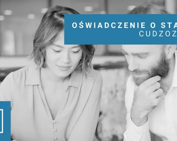 Dwie osoby analizujące dokument. Na niebieskim tle napis "Oświadczenie o statusie cudzoziemca".
