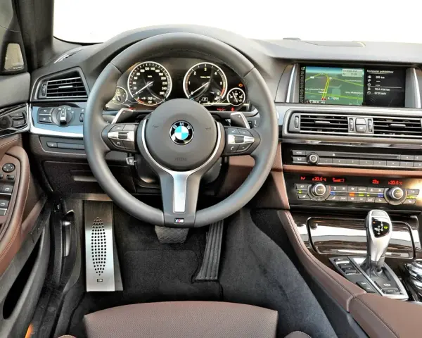 Wnętrze BMW 5 GT: skórzana tapicerka, nowoczesny kokpit z nawigacją i panelem klimatyzacji. Wady i zalety tego modelu warto rozważyć.