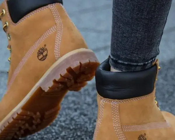 Klasyczne, brązowe buty Timberland, znane z trwałości i stylu. Timberland to firma tworząca obuwie na każdą pogodę.
