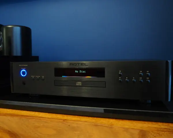 Elegancki odtwarzacz CD Rotel RCD-1572 MKII z podświetlanym na niebiesko przyciskiem zasilania i wyświetlaczem "No Disc".