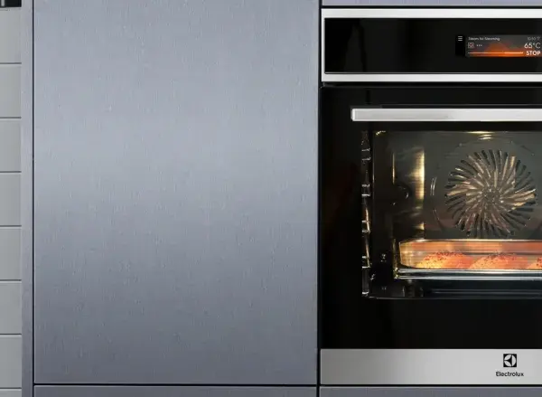 Horno de vapor AEG con salmón cocinándose en su interior.