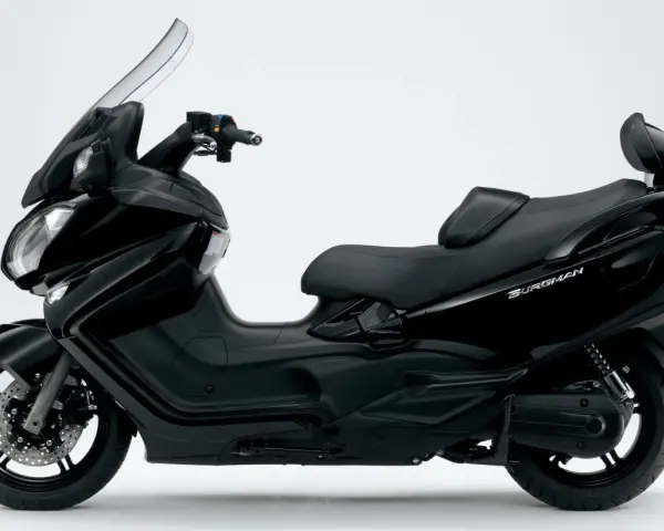 Czarny Suzuki Burgman 650, skuter z wygodnym siedzeniem i dużą szybą. Choć ceniony, ma swoje wady.